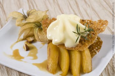Tuile aux noisettes, mangues caramélisées comme un mille-feuille