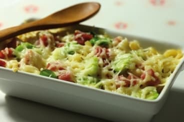 Gratin de coquillettes aux fèves et jambon blanc