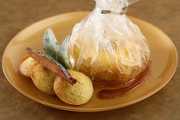 Papillote d'ananas au rhum vanillé, financier à la cannelle