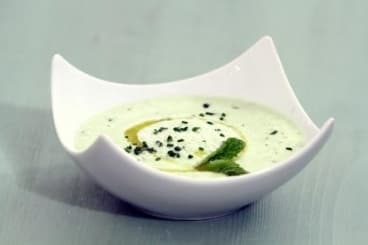 Soupe de concombre rafraîchie à la menthe