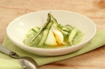 Asperges blanche, oeuf mollet, vierge de légumes et mousse de haddock