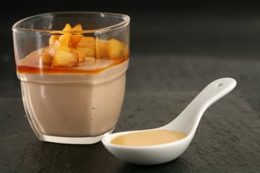 Mousse au chocolat au lait et pommes caramélisées