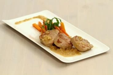 Sauté de porc à la moutarde, carottes au lard fumé