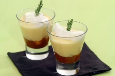 Oeufs à la neige en verrine, crème de romarin et compotée d'abricots au miel
