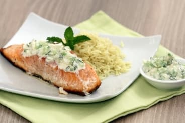 Pavé de saumon, sauce raïta et riz curry