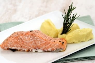 Pavé de saumon à la fumée de romarin, purée de pommes de terre Grand Chef