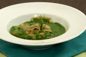 Raviole d'huître à l'estragon, jus de roquette poivré