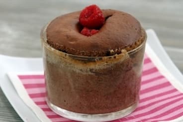 Soufflé au chocolat et pépites de framboise