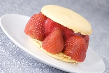 Gros macarons aux fraises fraîches et sorbet minute