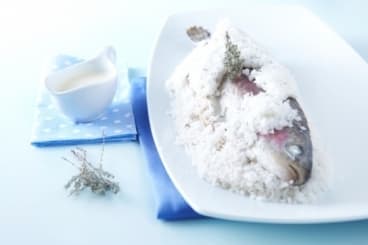 Truite en croûte de sel, beurre blanc au raifort