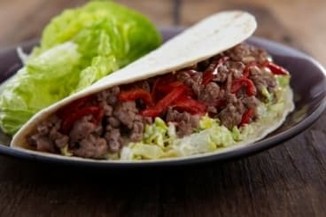 Fajitas de boeuf épicé, sucrine à la crème et pimientos