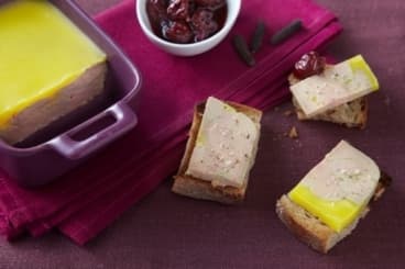 Terrine de foie gras au micro-ondes au poivre long, chutney de cerises