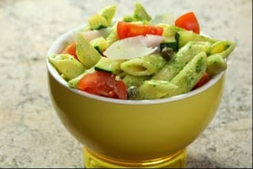 Penne aux courgettes croquantes, tomates cerises, câpres et pesto