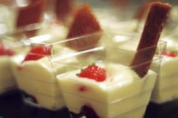 Verrine mousse au chocolat blanc-cardamome, fraise et nougatine à la pistache