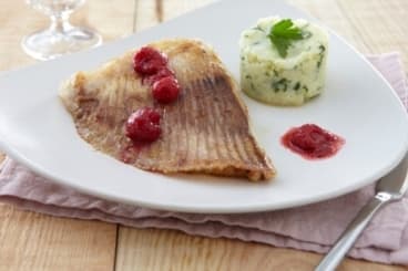 Aile de raie rôtie, vinaigrette aux framboises et pommes écrasées