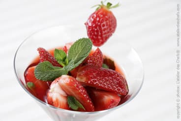 Nage de fruits rouges au thé, tuiles dentelles