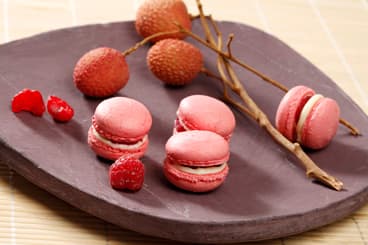 Macaron framboise, crème légère aux framboises et litchis