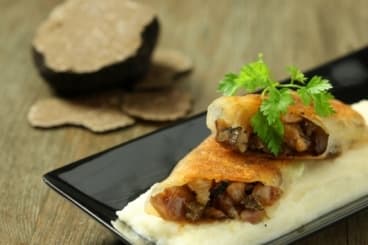 Galette de pied de cochon à l'échalote, truffe noire, purée de céleri