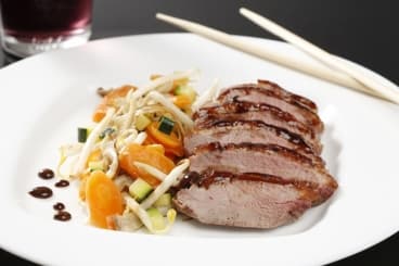 Filet de canard laqué au miel de soja et balsamique, wok de légumes de saison