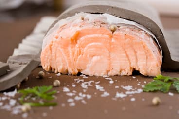 Saumon aux baies roses cuit à l'argile en basse température