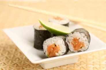 Maki tartare de saumon, ciboulette et citron vert
