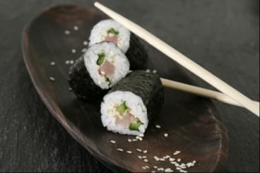 Makis sésame, thon et concombre