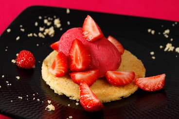 Sablé breton aux fraises fraîches, sorbet framboise express