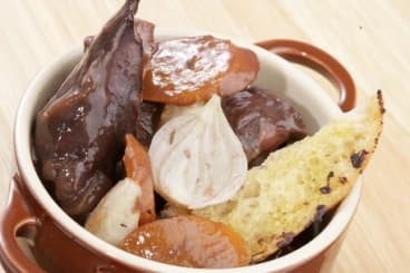 Lapin confit aux pruneaux et vin de Chinon
