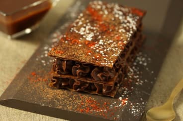 Feuille à feuille de chocolat intense au piment, caramel crémeux à la fleur de sel
