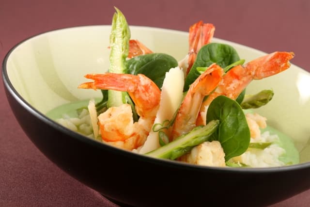 Risotto, crème d'asperges et d'épinards, gambas sautées