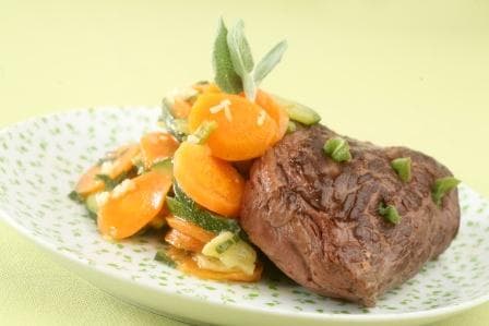 Pavé de boeuf piqué à la sauge, carottes et courgettes fondantes au gingembre