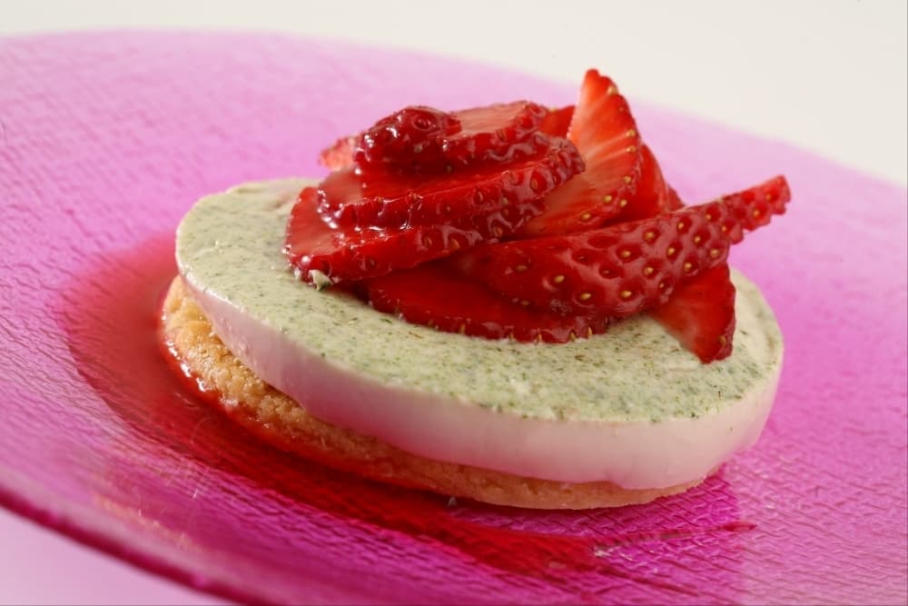 Biscuit sablé, panna cotta citron vert-basilic, fraises marinées
