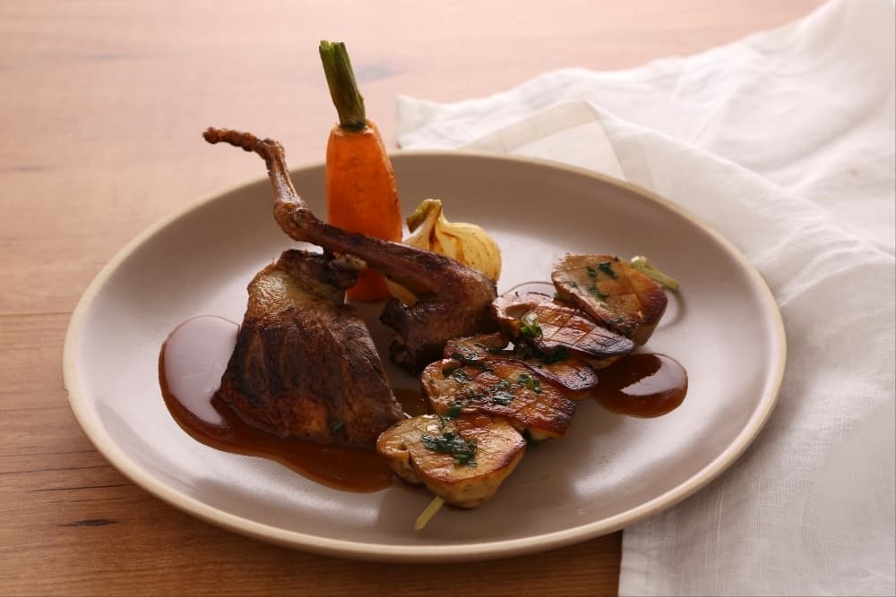 Pigeon rôti et cocotte de cèpes en persillade