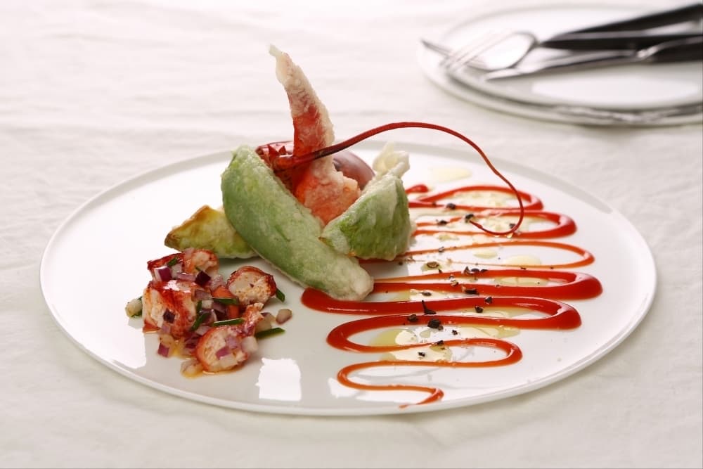 Tempura de homard et avocat, coulis épicé