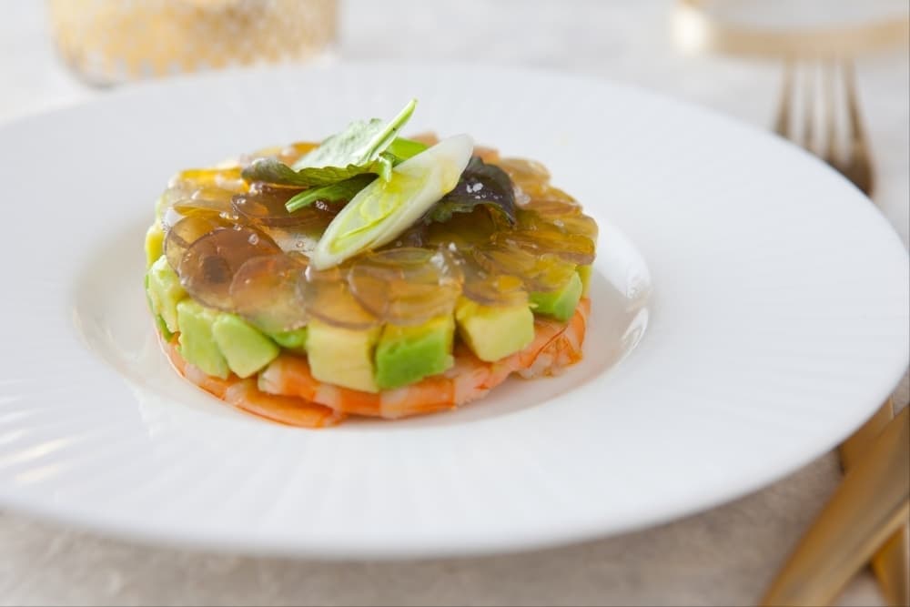 Fraîcheur de scampi, avocat et gelée de thé