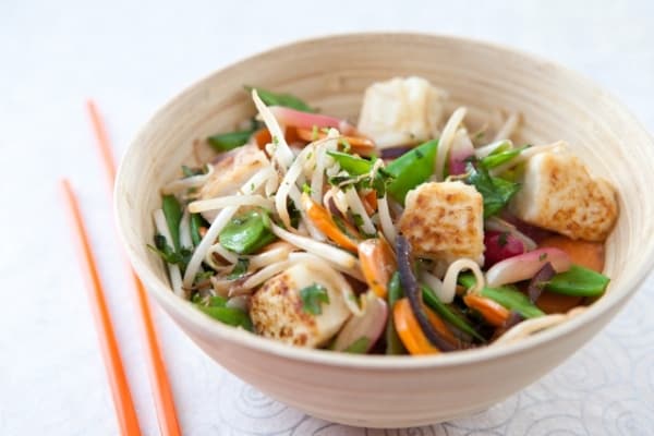 Wok de légumes au gingembre, tofu végétarien