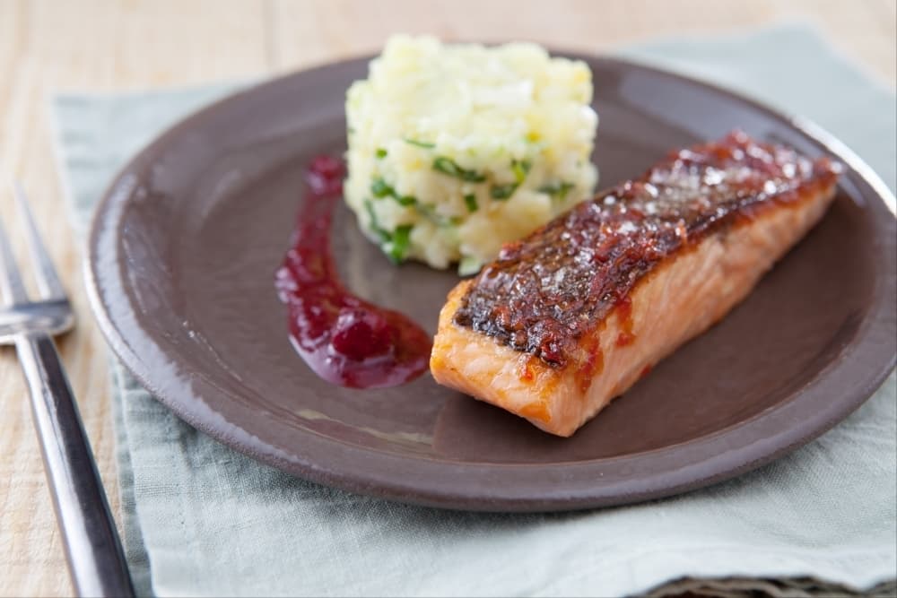 Saumon au sirop d'érable aux poivres, sauce atoca