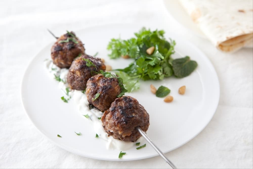 Kebbe en brochettes, sauce au yaourt