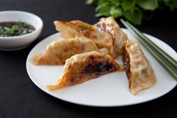 Gyoza, raviole poêlée de volaille miellée à la citronnelle et au gingembre frais