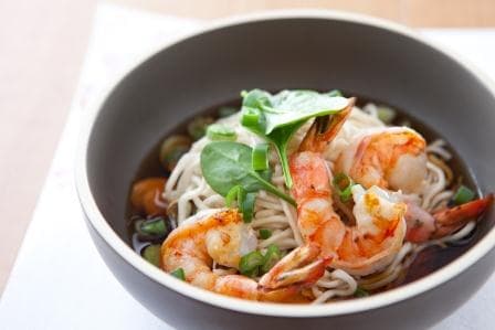 Ramen aux gambas et petits légumes, bouillon de soja, gingembre