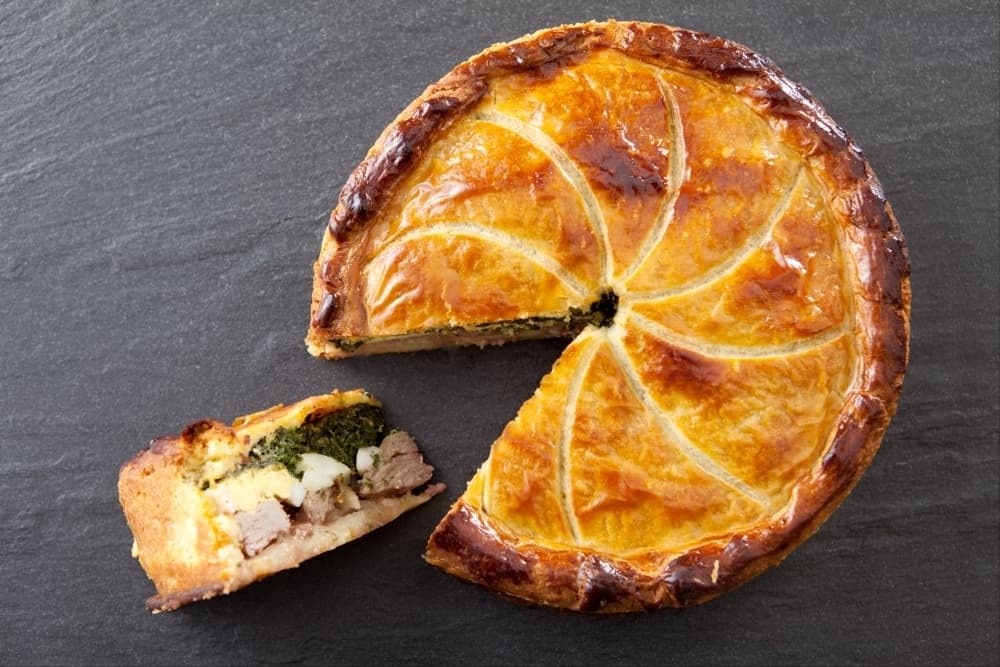Tourte d'agneau mariné, épinards et oeufs
