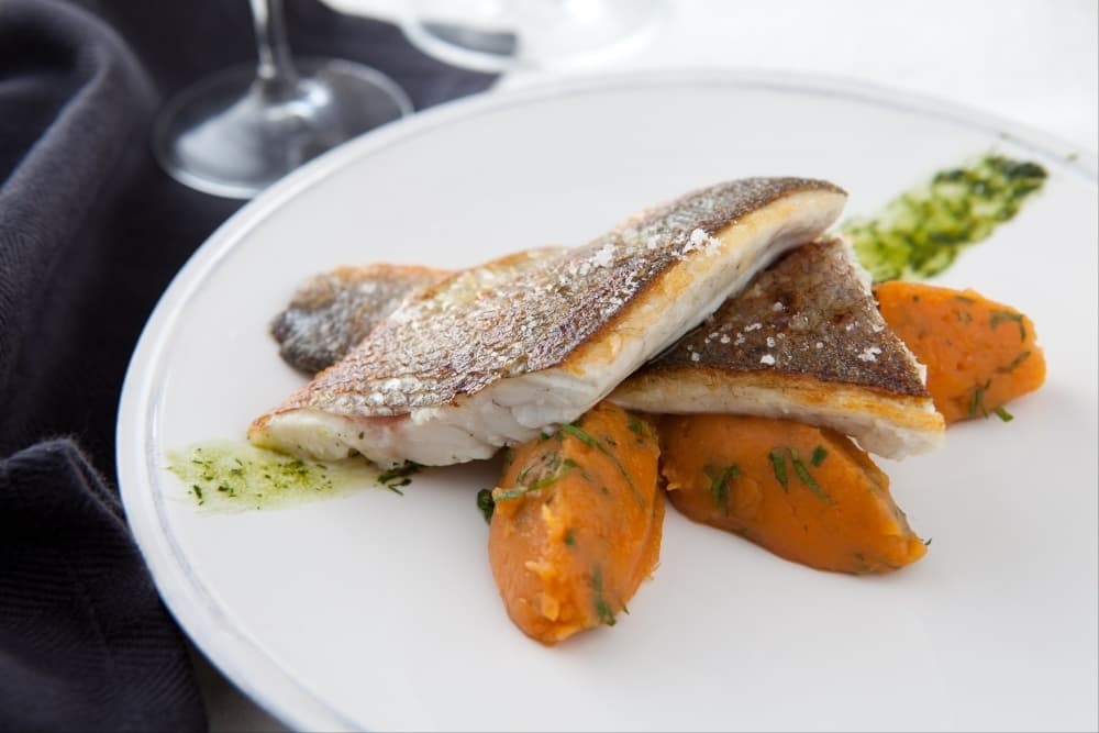 Filet de bar rôti, purée de patate douce au gingembre et coriandre