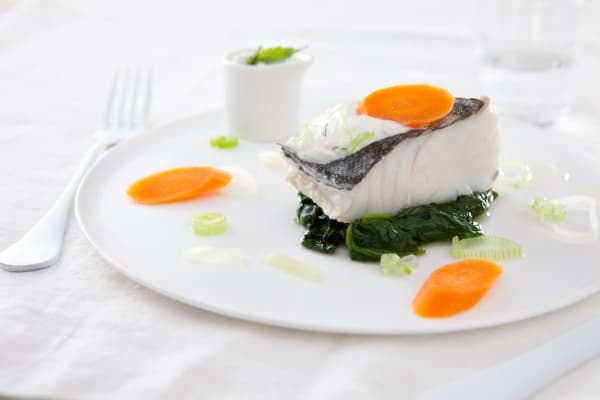Dos de cabillaud poché, sauce au yaourt et au basilic, fondue d'oseille