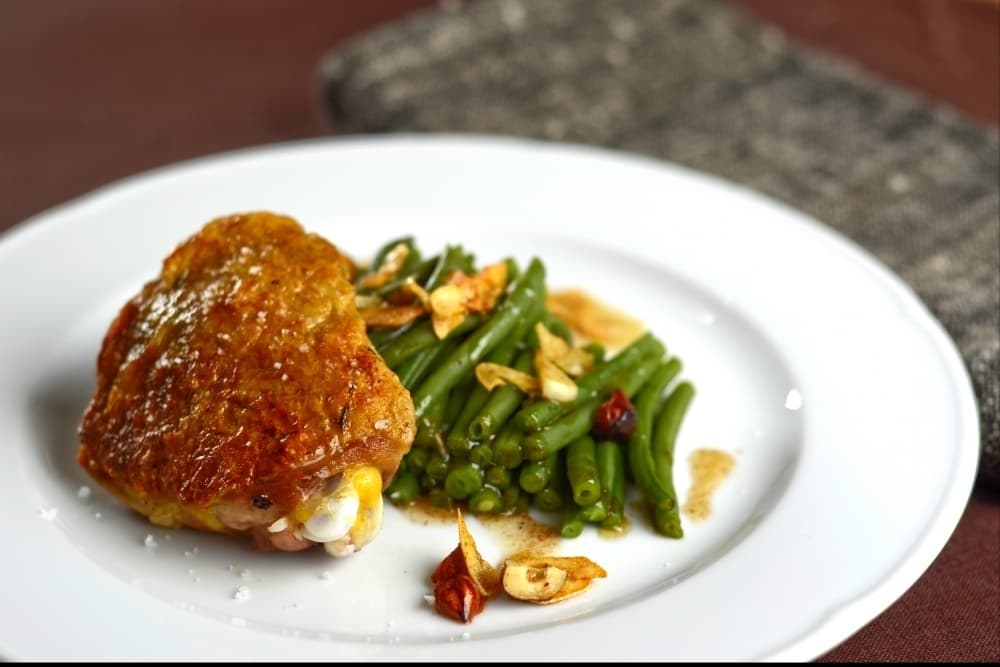 Haut de cuisse de volaille, haricots verts  à la noisette