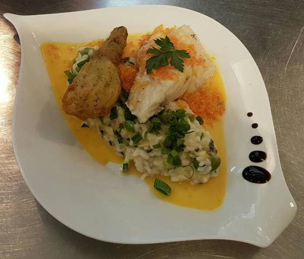 Filet de rascasse rôti, risotto du soleil, beignet de fleur de courgette