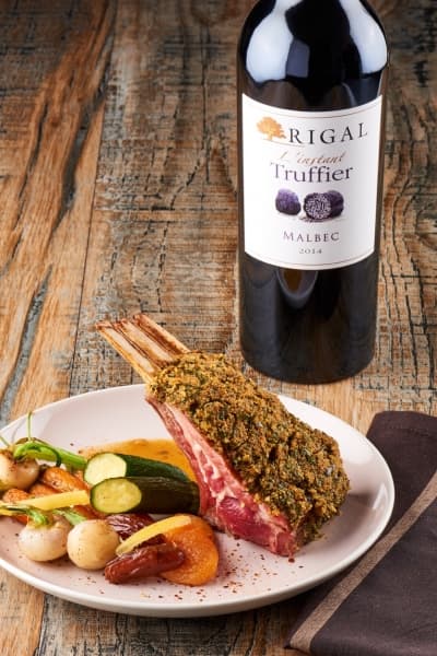 Carré d’agneau rôti en croûte d’herbes, légumes tajine