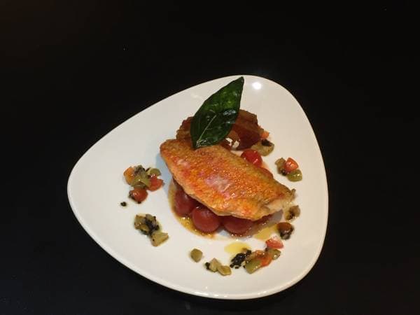 Filet de rouget, concassé de tomates cerises et olives