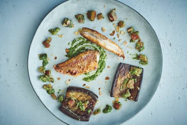 Rouget barbet rôti, légumes oubliés et pesto de pousses d'épinards