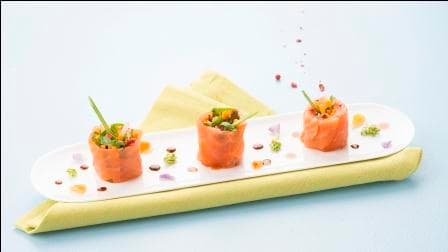Roulé de saumon fumé, pousses de soja et vinaigrette citron