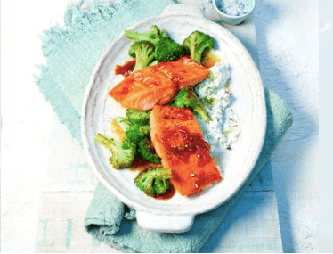 Saumon sauvage d'Alaska glacé, brocoli frit et tzatziki au fenouil